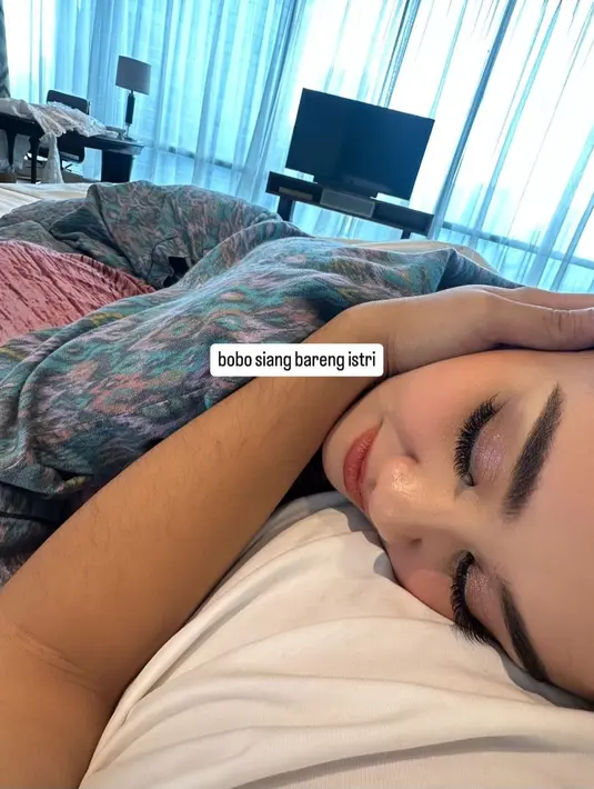 <p>Selain makan bareng, pasangan pengantin baru ini juga memanfaatkan waktu istirahat dengan tidur siang bersama. Aaliyah tampak nyaman tidur di dekapan suaminya. (Foto: Instagram/ thariqhalilintar/ aaliyah.massaid)</p>