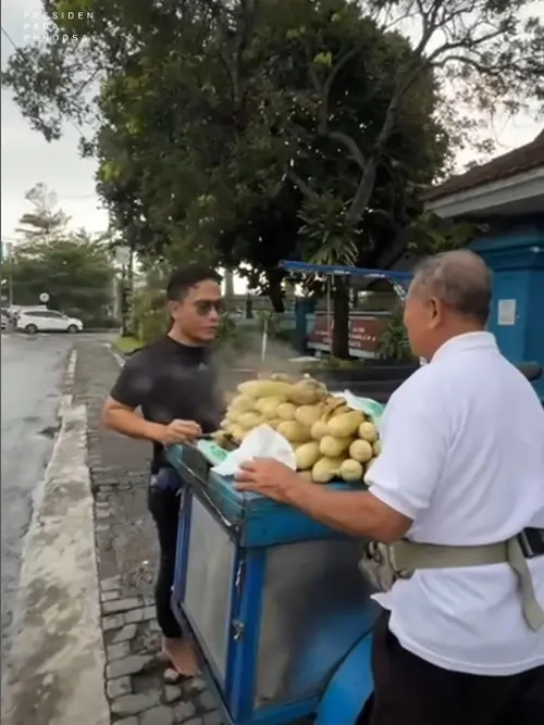 Potret Gus Miftah Beli Jajanan Kaki Lima. (Sumber: Instagram/gusmiftah)