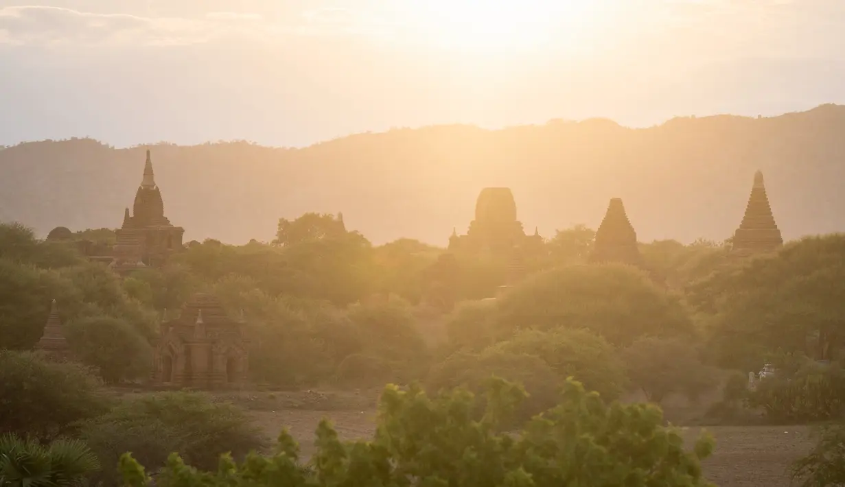 Kubah dan puncak menara kota kuil Bagan di Myanmar menandai sebuah pulau yang tenang di tengah berkecamuknya perang saudara di negara tersebut. (Sai Aung MAIN / AFP)