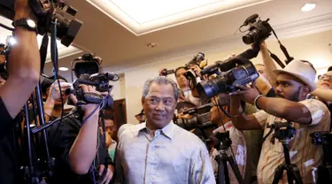 Mantan Wakil PM, Muhyiddin Yassin tiba di ruang konferensi pers, Kuala Lumpur , Malaysia, Rabu, (29/7/2015).  Perdana Menteri Malaysia Najib Razak memecat wakilnya, Muhyiddin Yassin dalam perombakan kabinet pada 28 Juli 2015. (REUTERS/Olivia Harris)