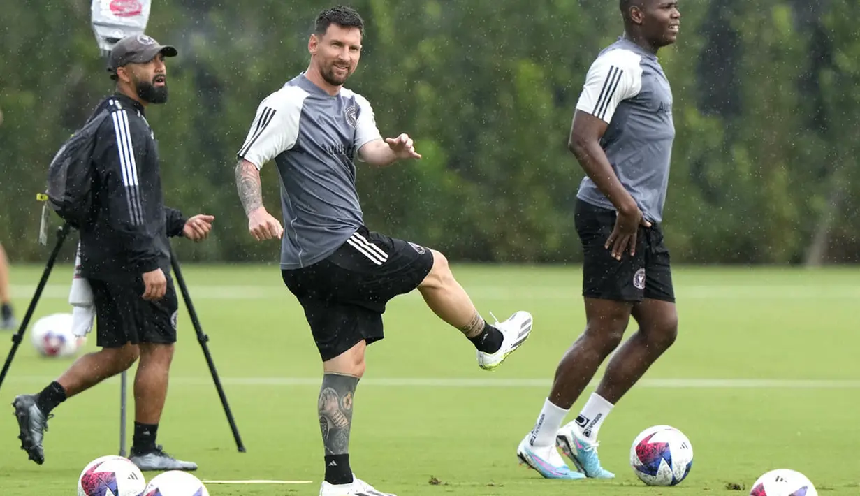Pemain Inter Miami, Lionel Messi, mengikuti sesi latihan jelang pertandingan melawan Cruz Azul pada laga Leagues Cup 2023 di Fort Lauderdale, Kamis (20/7/2023). (AP Photo/Lynne Sladky)