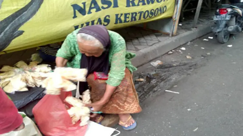 Memaknai Hidup, Belajar dari Kisah Simbah Penjual Kerupuk