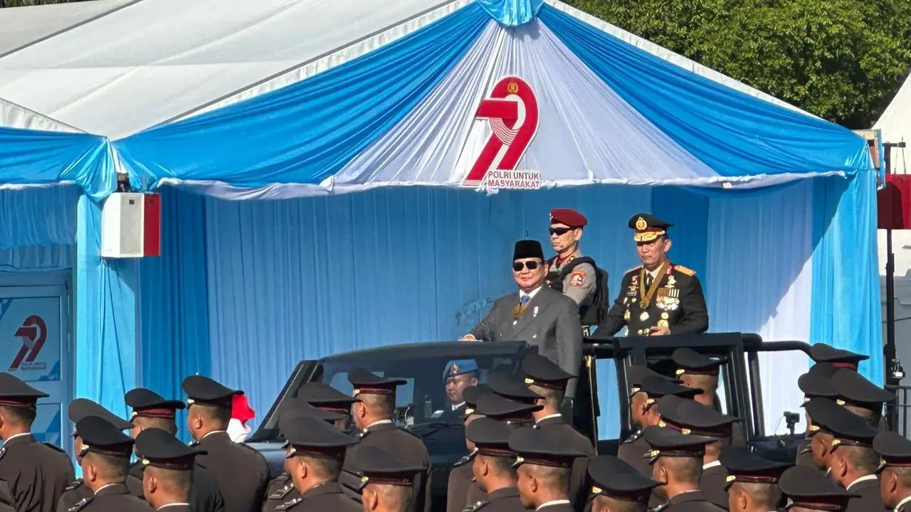 Presiden Prabowo Subianto menjadi inspektur upacara Hari Ulang Tahun (HUT) ke-79 Bhayangkara yang diselenggarakan di Monumen Nasional (Monas), Jakarta Pusat, Selasa (1/7/2025). Prabowo turut melakukan inspeksi pasukan bersama Kapolri.