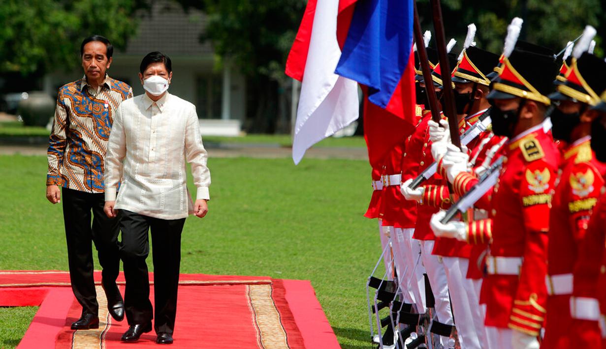 Presiden Indonesia Joko Widodo atau Jokowi (kiri) menyambut Presiden Filipina Ferdinand Marcos Jr (kanan) setibanya di Istana Kepresidenan Bogor, Bogor, Jawa Barat, Senin (5/9/2022). Kedatangan Ferdinand Marcos Jr diiringi arak-arakan pasukan berkuda serta musik kesenian tradisional. (Adi Weda/Pool Photo via AP)