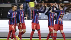Para pemain Barcelona merayakan golnya ke gawang Real Betis pada semifinal Piala Super Spanyol di King Fahd International Stadium, Riyadh pada Jumat (13/1/2023) dini hari WIB.  Barcelona sukses melaju ke final Piala Super Spanyol 2022/2023. (AP Photo/Hussein Malla)