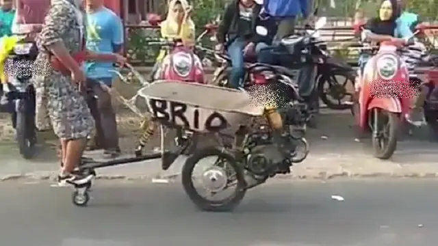 6 Potret Emak-Emak Pakai Motor Anti-Mainstream Ini Bikin Tepuk Jidat