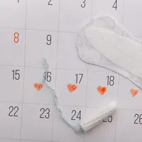 Ilustrasi pembalut dan kalender menstruasi. (c) burdun/Depositphotos