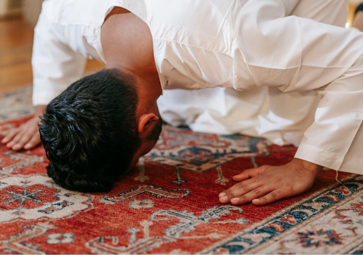 Ilustrasi Sholat Idhul Fitri Sendirian