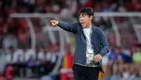 Pelatih Timnas Indonesia, Shin Tae-yong memberikan arahan kepada anak asuhnya saat melawan Vietnam dalam laga Grup F Kualifikasi Piala Dunia 2026 zona Asia di Stadion Utama Gelora Bung Karno (SUGBK) Senayan, Jakarta, Kamis (21/3/2024). (Bola.com/Bagaskara Lazuardi)