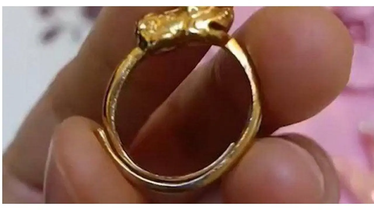 Dikira Mainan, Bocah Ini Ternyata Beli Cincin Emas Asli Seharga Rp 2 Ribu