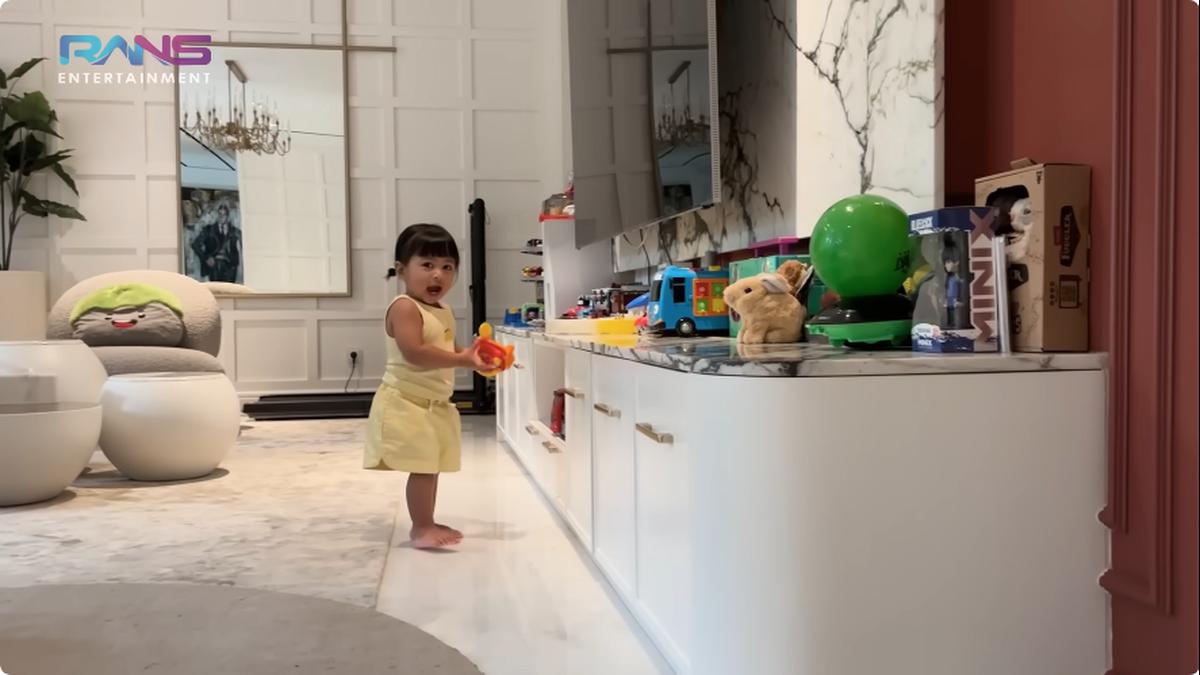 6 Potret Ruang Keluarga Rumah Raffi Ahmad, Jadi Tempat Favorit Lily Bermain