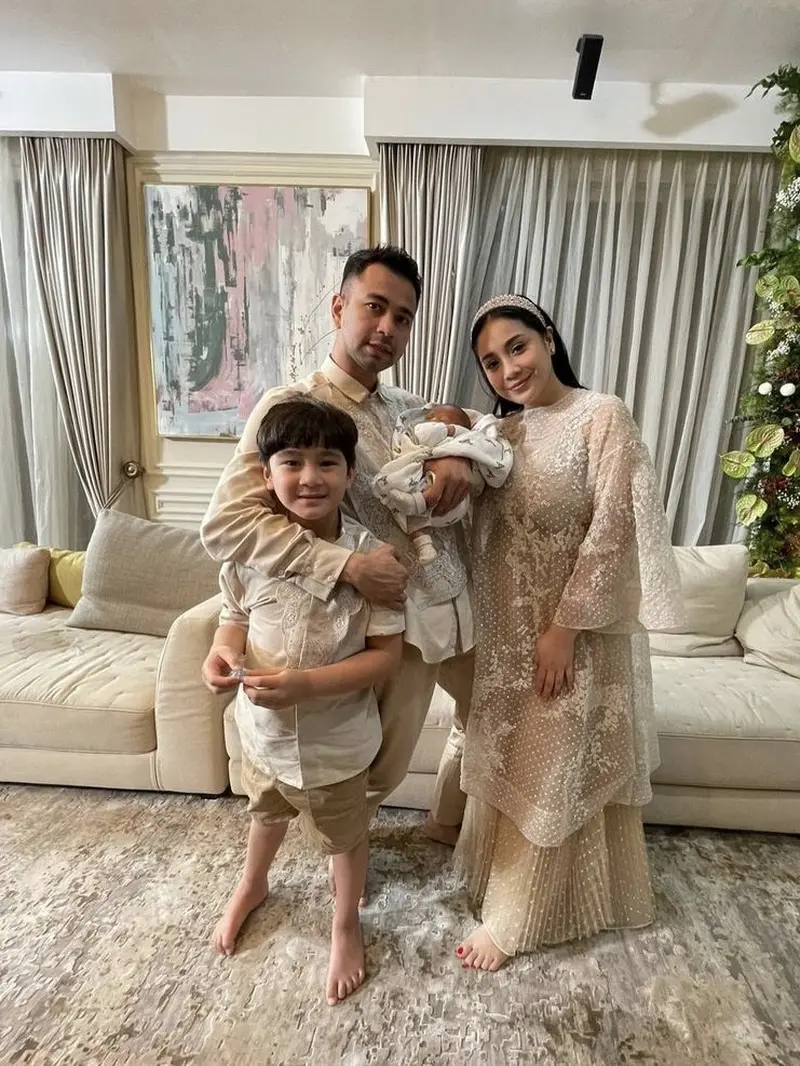 12 Ide Model Baju Couple Keluarga Modern ala Seleb, Jessica Iskandar-Nagita Slavina