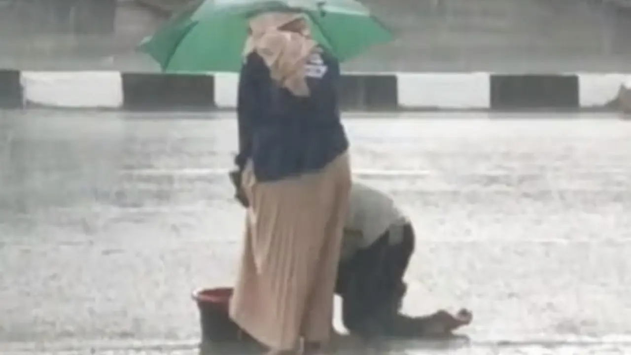 Pengemis Lumpuh di Tengah Hujan Deras
