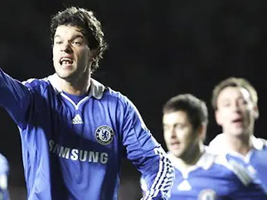 Chelsea&#039;s Michael Ballack gestures to a teammate against CFR Cluj during the Champions League Group A match at Stamford Bridge in London December 9, 2008. Chelsea won 2-1. AFP PHOTO/Adrian Dennis 