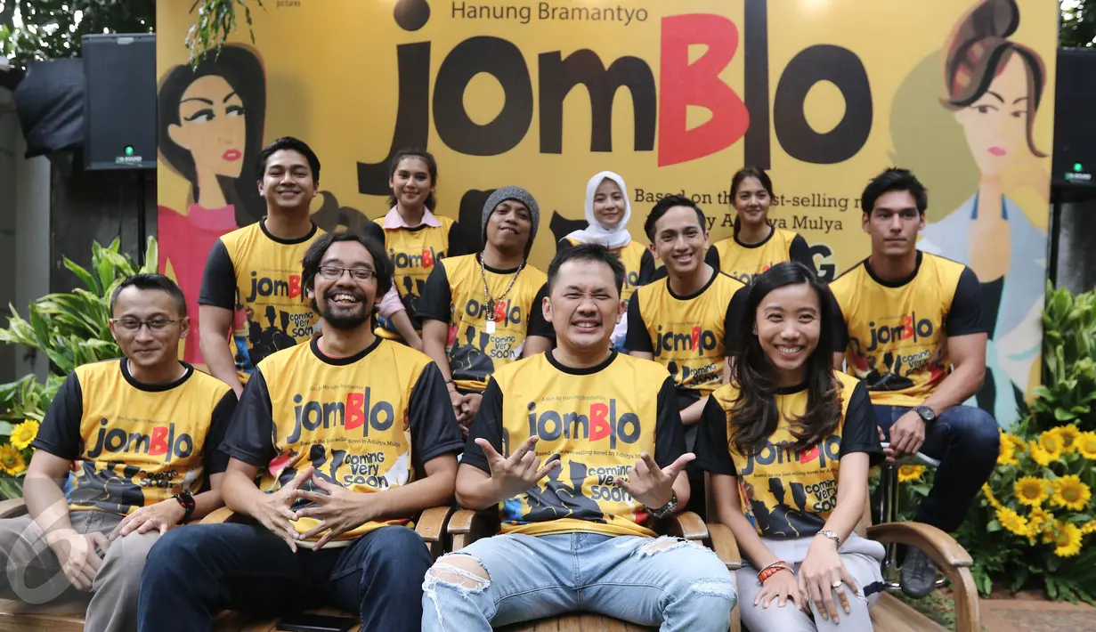 Hanung Bramantyo bersama pemain dan kru film Jomblo Coming Very Soon, Jakarta, Kamis (16/3). Film Jomblo yang sukses menembus daftar box office Indonesia pada 2006 silam digarap ulang oleh Hanung Bramantyo. (Liputan6.com/Herman Zakharia)