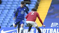 Gelandang Chelsea, Mason Mount (kiri) berusaha melewati bek Manchester United, Victor Lindelof pada pertandingan lanjutan Liga Inggris di Stamford Bridge Stadium di London, Inggris, Minggu (28/2/2021).  Chelsea kini berada di peringkat kelima dengan 44 poin. (Andy Rain/Pool via AP)