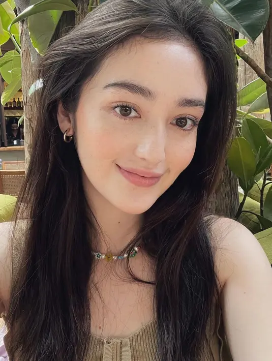 Di foto selfie berikut juga memperlihatkan kecantikan natural Ranty Maria. Ia tampak tak memakai riasan apapun, kecuali lipstik berwarna nude yang pas. Foto: Instagram.