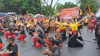 Pertunjukan antar etnis meriahkan perayaan Cap Go Meh di Kota Padang, Minggu (5/2/2023). (Liputan6.com/ Novia Harlina)