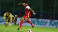 Penyerang Bhayangkara Solo FC, Dendy Sulistyawan (kiri) terjatuh saat berebut bola dengan pemain Persija Jakarta, Alfriyanto Nico pada laga Piala Menpora 2021 di Stadion Kanjuruhan, Malang, Rabu (31/3/2021). Persija Menang dengan skor 2-1. (Bola.com/M Iqbal Ichsan)