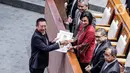 Menteri Keuangan Sri Mulyani (ketiga kanan) didampingi Wamenkeu Suahasil Nazara (keempat kanan) dan jajarannya menerima berkas pandangan Fraksi Gerindra dari anggota DPR Wihadi Wiyanto saat Rapat Paripurna membahas Rancangan Undang-Undang (RUU) APBN 2024 di Gedung Parlemen, Jakarta, Selasa (22/8/2023). Rapat tersebut beragendakan pandangan umum fraksi-fraksi atas RUU APBN TA 2024 beserta Nota Keuangannya dan penetapan keanggotaan fraksi-fraksi pada Alat Kelengkapan Dewan (Komisi/Badan) DPR RI Tahun Sidang 2023-2024. (Liputan6.com/Faizal Fanani)