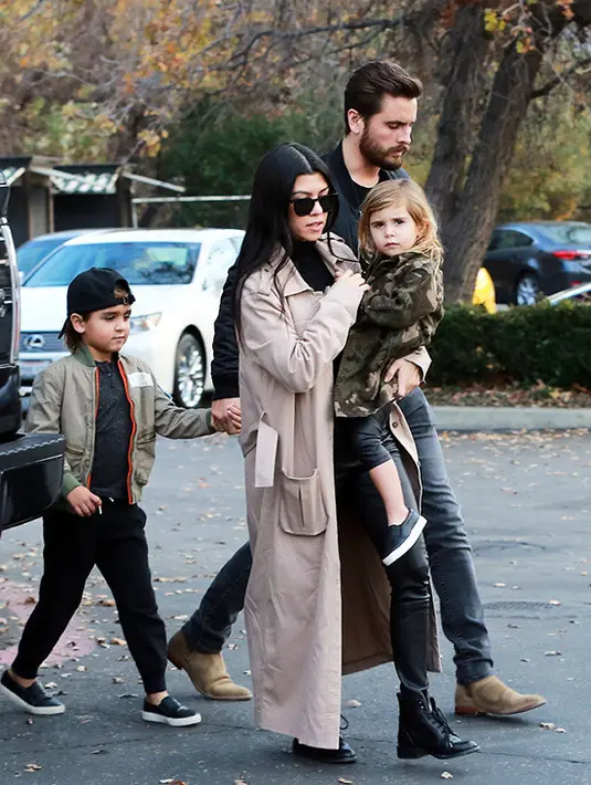 Sumber tersebut mengatakan bahwa sangat jelas keluarga Kardashian ingin Kourtney kembali pada Scott. (FameFlyNet/HollywoodLife)