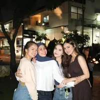 Momen pergantian tahun dari 2025 ke 2026 menjadi ajang kebersamaan yang hangat bagi sejumlah selebritas Tanah Air. Di antara berbagai perayaan, reuni para pemeran sinetron Mermaid In Love sukses mencuri perhatian.  [@elinajoerg].