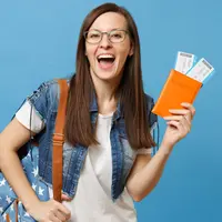 Ilustrasi pegang tiket liburan (foto: shutterstock.com)