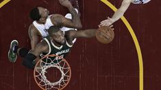 Pemain Milwaukee Bucks, Greg Monroe #15 berusaha melewati hadangan pemain Cleveland Cavaliers, Channing Frye (kiri)  dan Mike Dunleavy (tangan) pada laga NBA di Quicken Loans Arena, Cleveland, (21/12/2016). Cavaliers menang 113-102. (AP/Tony Dejak)
