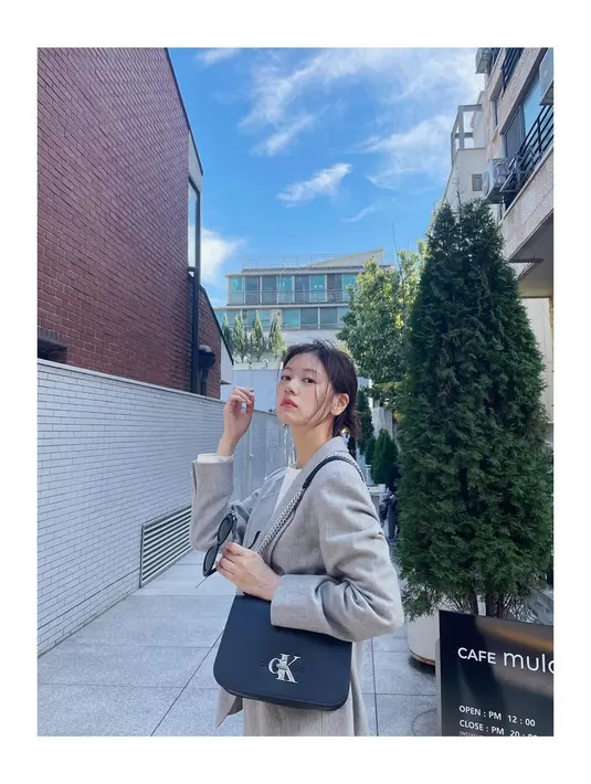 Jung So Min tampil memikat dengan kaus putih ditumpuknya mengenakan blazer bernuansa abu-abu, dan celana panjang hitam, serta shoulder bag yang juga berwarna hitam. [Foto: Instagram/somin_jj]