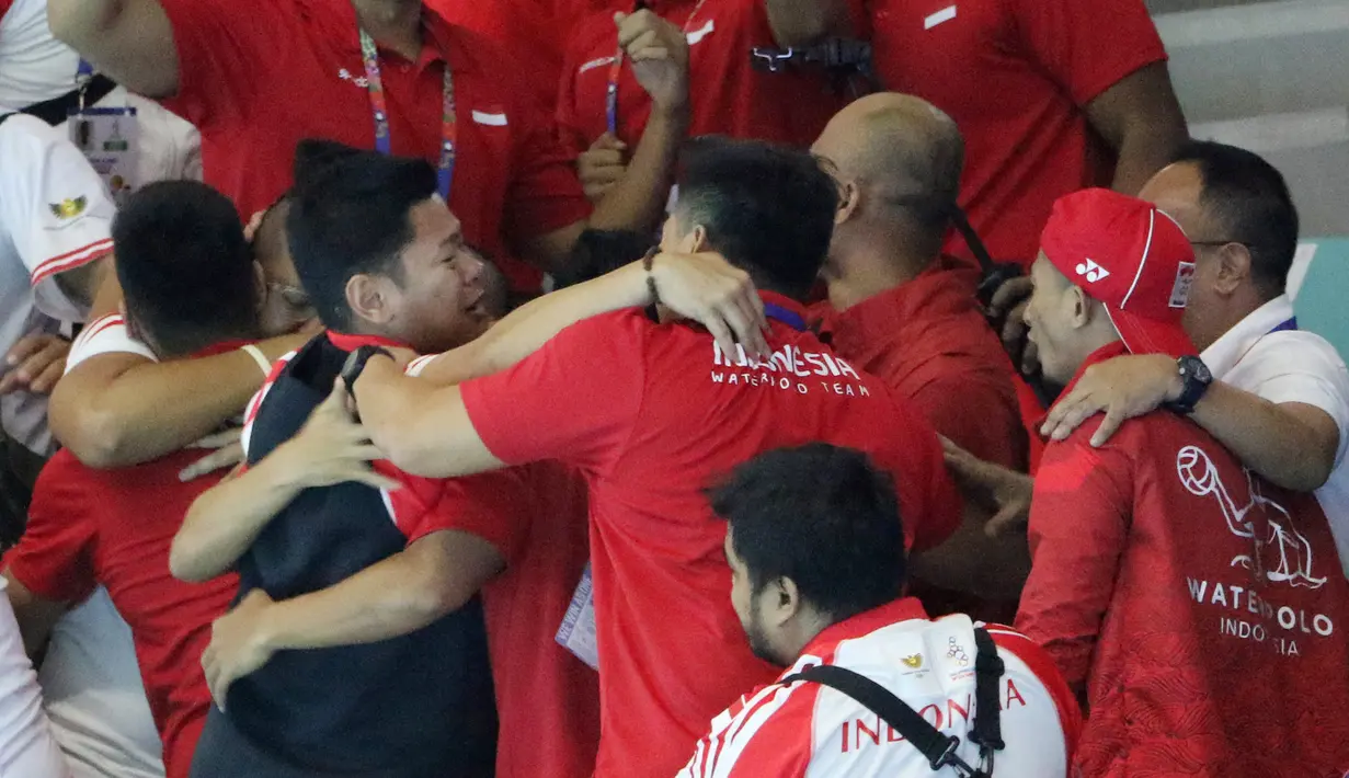 Ketua KOI, Raja Sapta Oktohari, bersama tim polo air Indonesia merayakan keberhasilan meraih medali emas pada SEA Games 2019 di Aquatic Center, Clark, Jumat (29/11). Indonesia berhasil meraih emas perdana dari cabang polo air. (Bola.com/M Iqbal Ichsan)