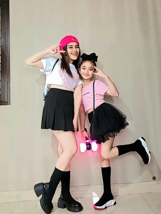 Saat BLACKPINK menggelar konser di Jakarta, salah satu pasangan ibu-anak yang juga menonton adalah Ayu Ting Ting dan anak perempuannya Bilqis. Tak tanggung-tanggung, bahkan keduanya menonton dua hari berturut-turut. Di hari pertama, keduanya tampil super chic. [Foto: Instagram/ayutingting92]