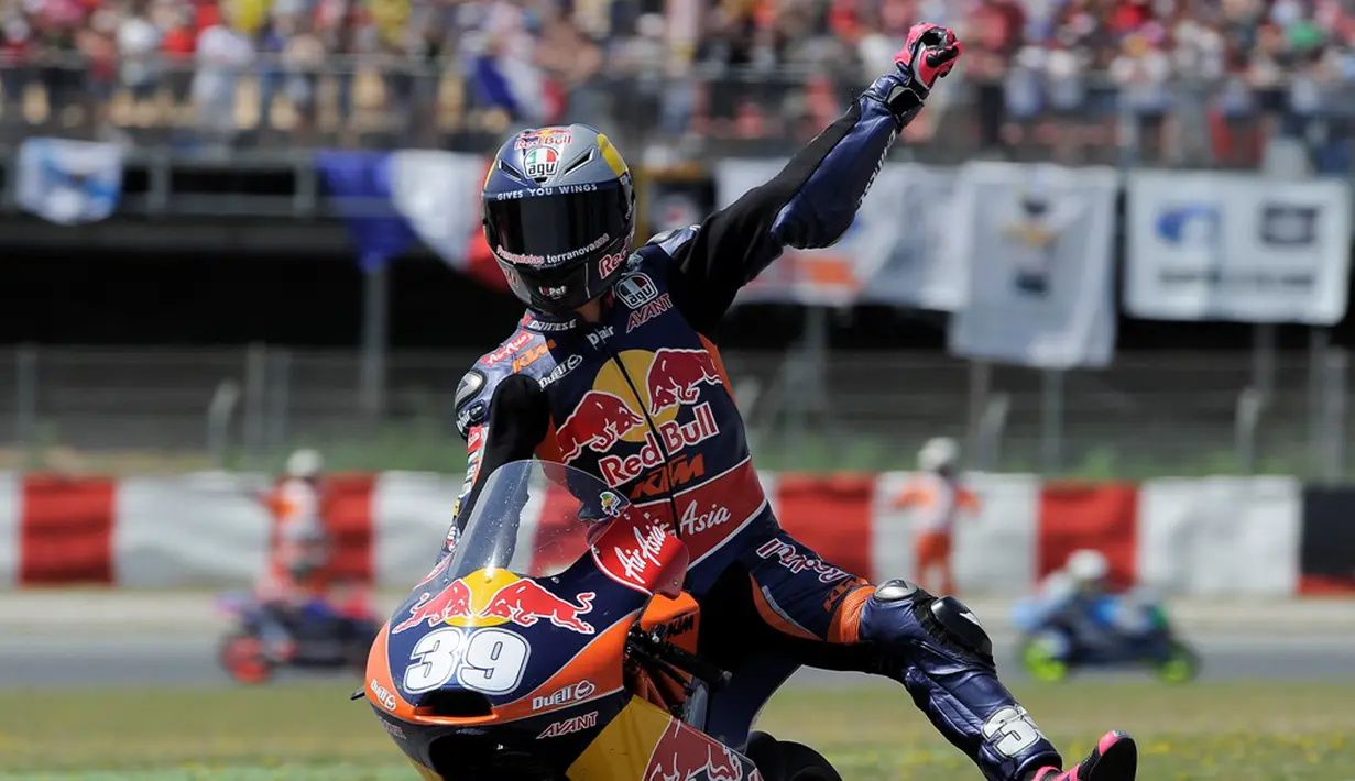 Pebalap Red Bull KTM Ajo, Luis Salom, merayakan kemenangan dalam balapan Moto3 GP Spanyol di Sirkuit Catalunya, Spanyol, (16/6/2013). (AFP/Josep Lago)