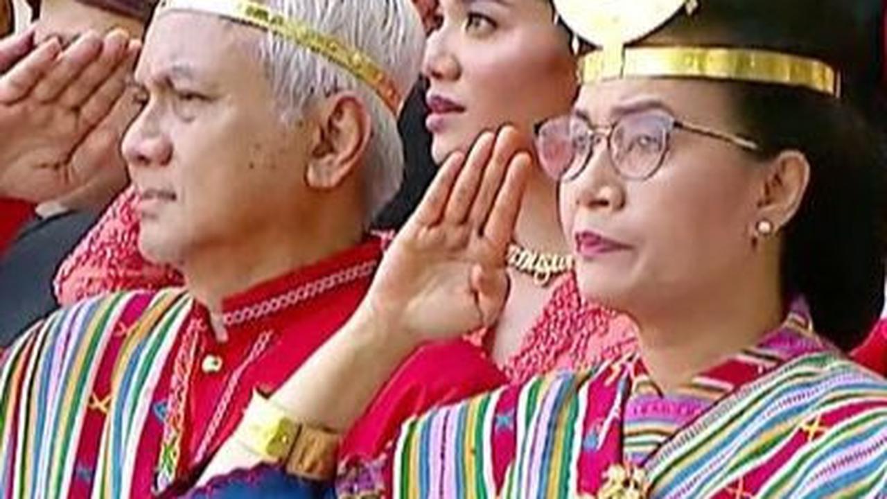 Selama upacara peringatan HUT ke-78 RI berlangsung, Sri Mulyani dan suami mengikuti prosesi dengan khidmat. Ketika momen berubah jadi santai, keduanya juga ikut menari bersama tamu lain.