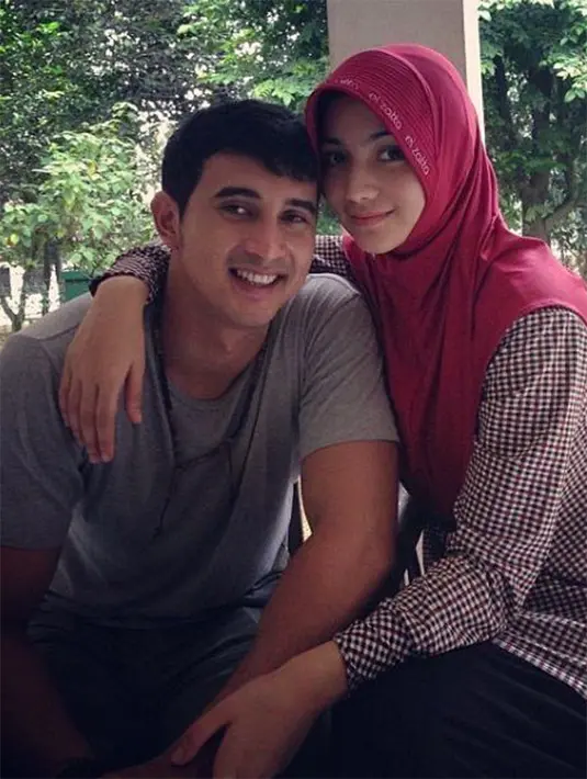 Senyum ceria keduanya. Citra tampil cantik dengan mengenakan hijab. Merangkul Ali Syakieb yang ada didepannya. (Instagram/rasiagulcin_97)