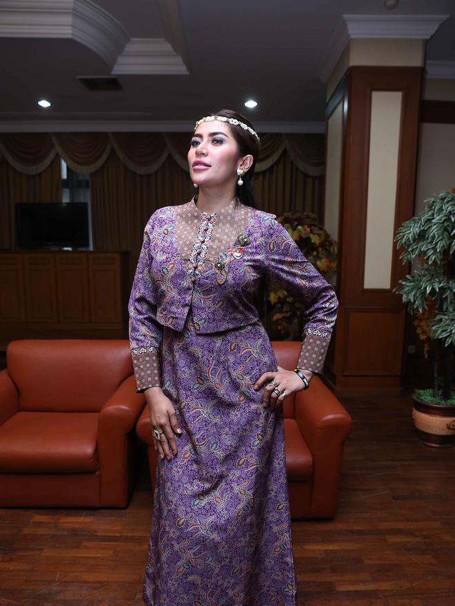 Perangi Narkoba, Cinta Penelope Rela Botak - Celeb Bintang.com