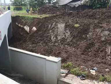 Kondisi longsor yang terjadi di underpass Perimeter Bandara Soekarno-Hatta, Cengkareng (6/2). Longsor yang terjadi pada Senin sore hari (5/2) memakan dua korban jiwa. (Liputan6.com/Angga Yuniar)