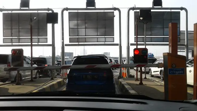 Kondisi jalan di gerbang tol Cikarang Utama yang mengalami kemacetan parah (