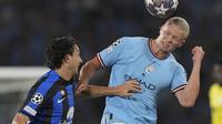 Striker Manchester City, Erling Haaland, berduel memperebutkan bola dengan bek Inter Milan, Matteo Darmian, pada laga final Liga Champions di&nbsp;Ataturk Olympic Stadium, Istanbul, Minggu (11/6/2023) dini hari WIB. Meski gagal mencetak gol, Haaland turut membantu Man City menang 1-0. (AP Photo/Antonio Calanni)
