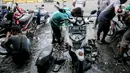 Montir membersihkan sepeda motor konsumen usai terendam banjir di kawasan Mampang, Jakarta, Minggu (21/2/2021). Banjir yang melanda Ibu Kota Jakarta pada Sabtu (20/2) menyebabkan banyak kendaraan warga mengalami kerusakan akibat terendam air. (Liputan6.com/Faizal Fanani)