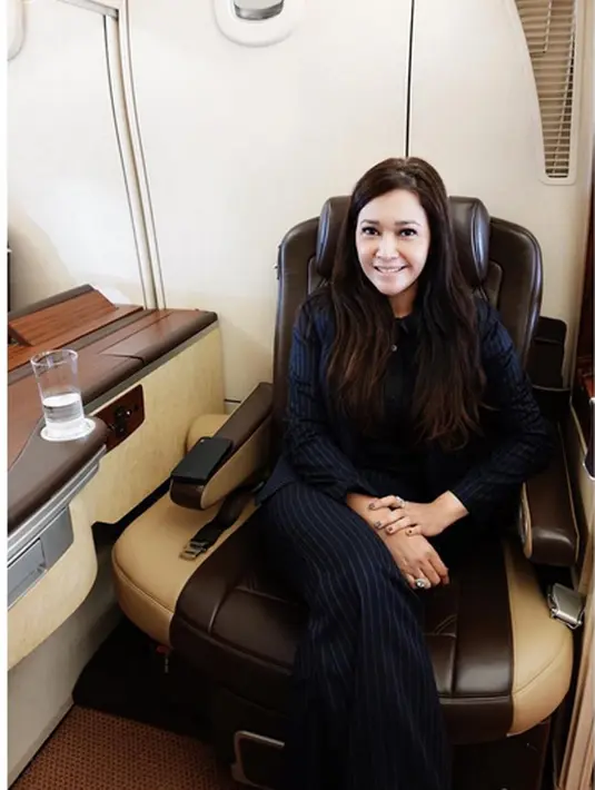 Dan masih banyak lagi pengikut Maia Estianty yang jeles. Pada 29 Mei, Maia telah kembali ke Tanah Air. "Moleh moleh !!!!! Akhire moleh !!!! ❤️❤️(pulang.. pulang... akhirnya pulang !!! 😄) #diarymaia #maiaestianty," tulisnya.  (Instagram/maiaestiantyreal)