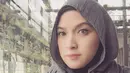 Kalau yang satu ini, gaya berhijab Andhara tampak simple. Ia hanya mengenakan dalaman ciput ninja berwarna hitam dengan pashmina berwarna abu-abu. Cantik banget kan? (Instagram/andharaearly)
