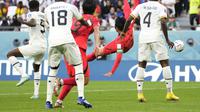 Son Heung-min dari Korea Selatan mencoba melakukan tendangan overhead selama pertandingan sepak bola grup H Piala Dunia antara Korea Selatan dan Ghana, di Stadion Kota Pendidikan di Al Rayyan, Qatar, Senin, 11 November. 28, 2022. (Foto AP/Luca Bruno)