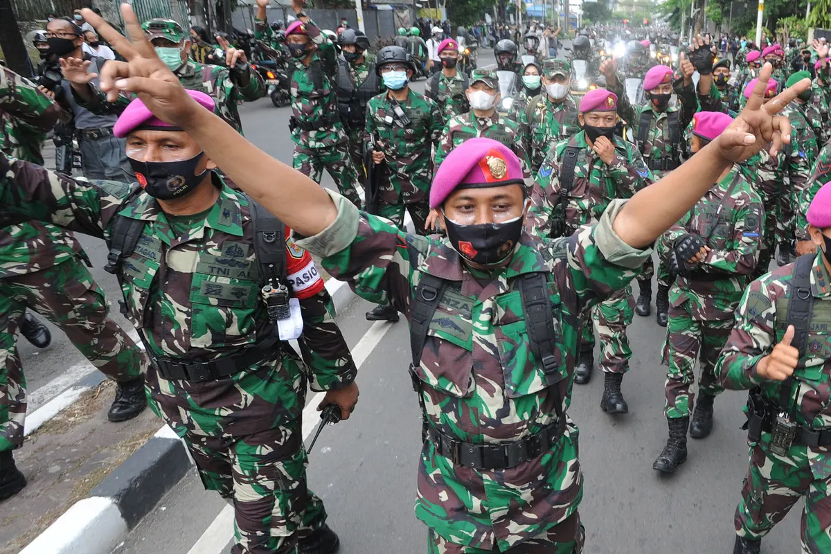 Pendekatan Humanis Marinir TNI AL Halau Massa Pendemo