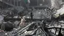<p>Warga memeriksa kerusakan bangunan yang hancur akibat serangan udara Israel di Kota Gaza, Palestina, Senin (23/10/2023). (AP Photo/Abed Khaled)</p>