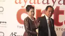 Mantan Gubernur DKI Jakarta, Sutiyoso bersama istri menghadiri gala premiere film Ayat Ayat Cinta 2 di Jakarta, Kamis (07/12). (Liputan6.com/Herman Zakharia)