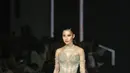 Tak kalah memukau, Frederika Cull dibalut sheer corset dress yang dihiasi kristal berkilauan, sukses membuatnya bersinar di malam itu. [Foto: Fimela/Adrian Utama P].