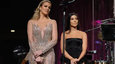 Khloe dan Kourtney Kardashian berada di atas panggung sebuah acara amal di New York City, New York, 21 November 2016. The Kardashian bersaudara itu tampil sangat seksi. (Dimitrios Kambouris/Getty Images for Gabrielle Angel Foundation/AFP)