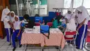 Paramedis Puseksmas Cinere menyuntikkan vaksin imunisasi HPV (Human Papillomavirus) ke murid kelas V sekolah dasar (SD) saat pelaksanaan Bulan Imunisasi Anak Sekolah (BIAS) 2026 di SDN Gandul 1, Depok, Jawa Barat, Kamis, 06 Agustus 2026. (KLY/Arie Basuki).