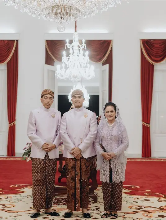Penampilan serasi Bapak Jokowi dan Ibu Iriana di foto ini juga tak kalah menarik. Mendampingi Kaesang di acara Midodareni, Pak Jokowi mengenakan beskap bernuansa ungu muda yang mewah, dipadu kain batik sebagai bawahan dan blangkon. Sedangkan Ibu Iriana tampil anggun dengan kebaya brokat panjang bernuansa ungu yang serasi dipadu kain batik sebagai rok dan selendang transparan yang menutupi kepalanya. [Foto: Instagram/doleytobing]