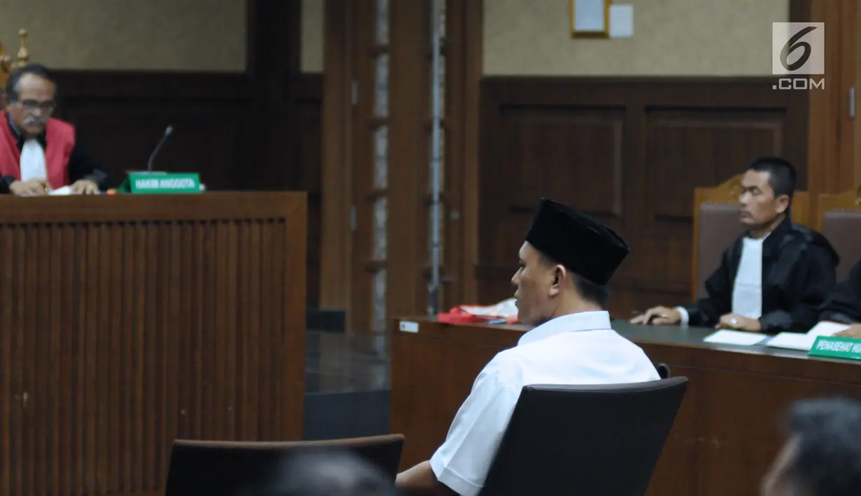 Bupati Lampung Tengah nonaktif, Mustafa saat menjalani sidang dakwaan di Pengadilan Tipikor, Jakarta, Senin (14/5). Atas dakwaan dari penuntut umum, Mustafa mengaku tidak akan mengajukan eksepsi atau nota keberatan. (Liputan6.com/Helmi Fithriansyah)